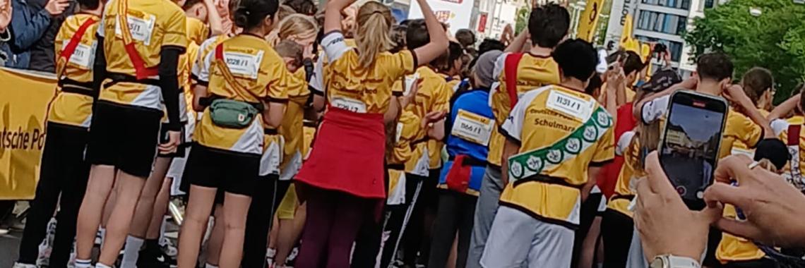 Ursulinenschule lief Staffel beim Deutsche Post Marathon Bonn 2024